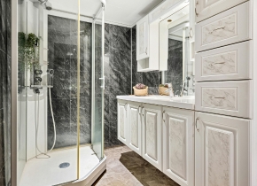 Badsanierung Klagenfurt 4 – klassisches Bad mit Marmorfliesen und Glasdusche, Wank-Center