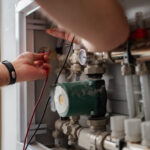 Heizungsservice Klagenfurt – Techniker bei Wartung am Heizungsverteiler, Wank-Center