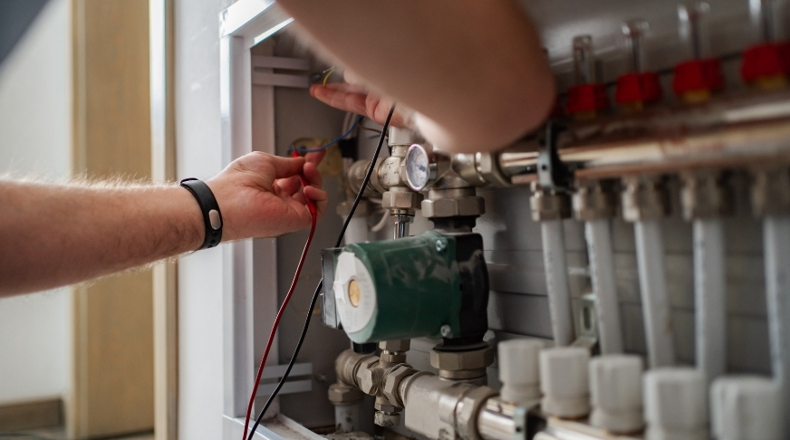 Heizungsservice Klagenfurt – Techniker bei Wartung am Heizungsverteiler, Wank-Center