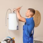 Warmwasserboiler Installation Klagenfurt – Wank-Center Techniker bei Montage