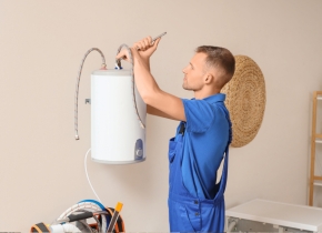 Warmwasserboiler Installation Klagenfurt – Wank-Center Techniker bei Montage